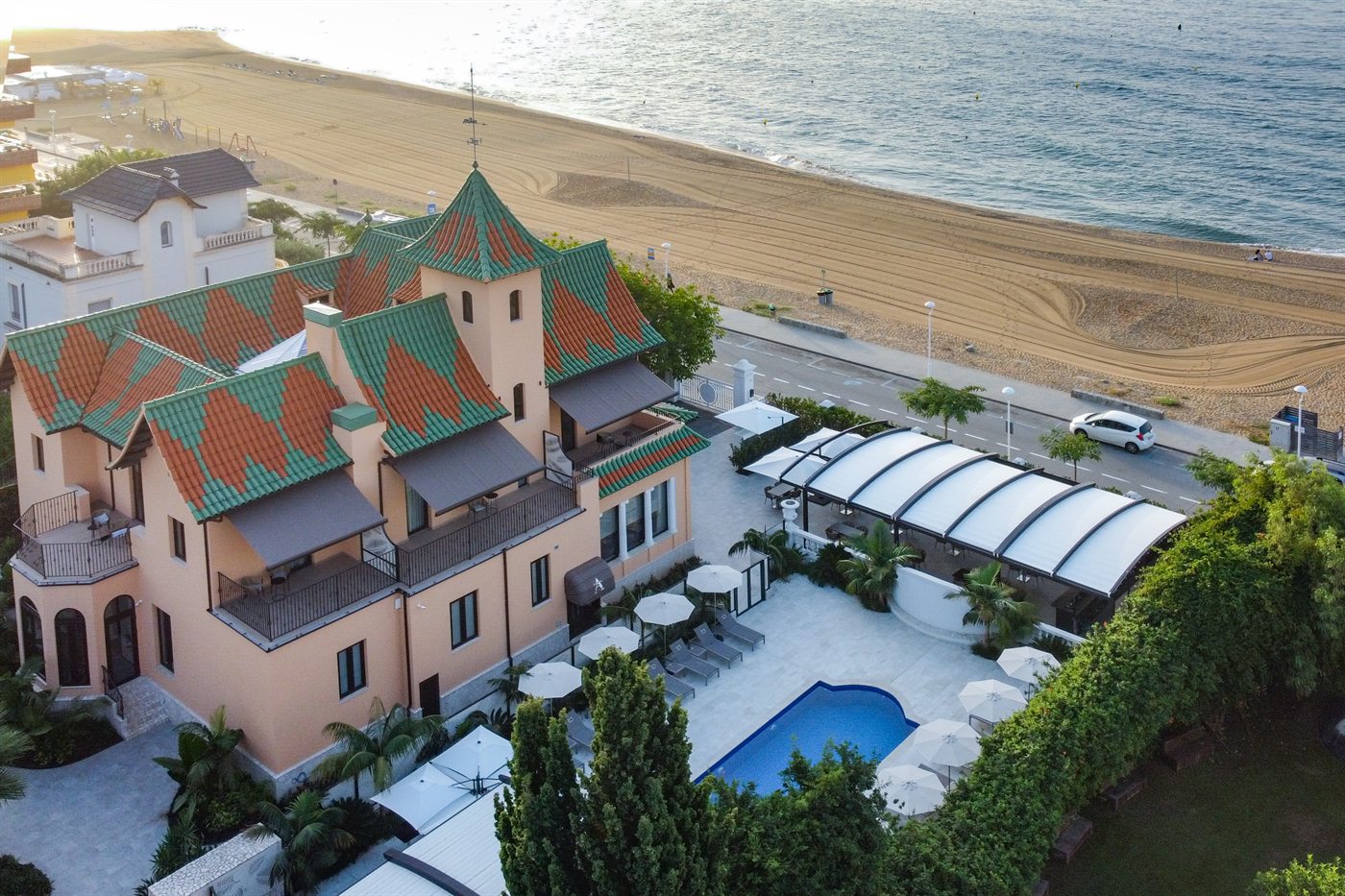 A villa, a piscina e a praia atrás, vistas do ar