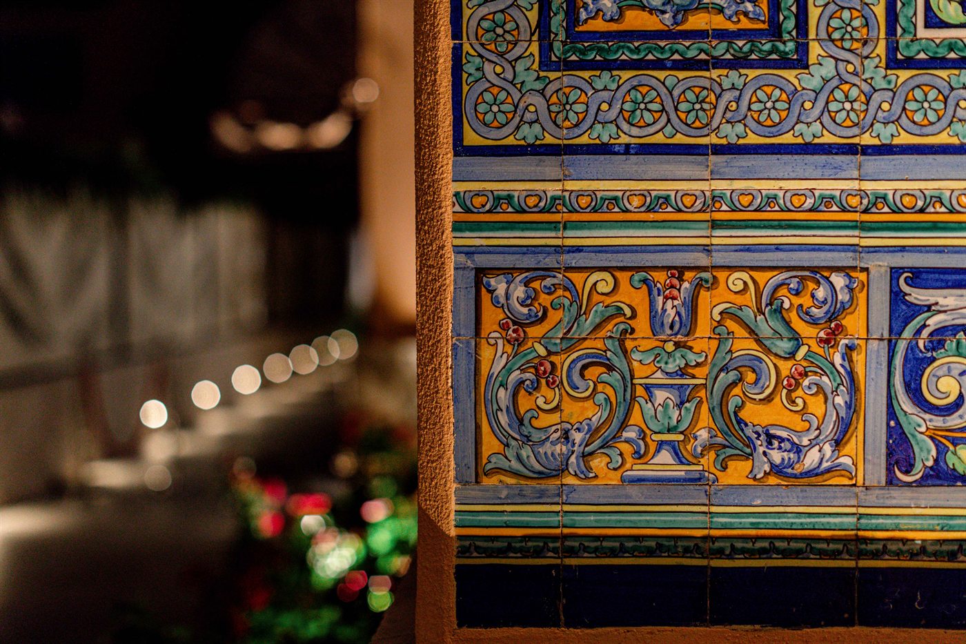Um painel de azulejos pintados na casa