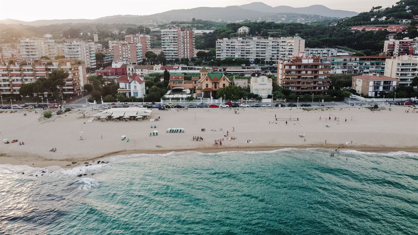 Vista aérea da costa do Maresme, da praia e da vila por trás