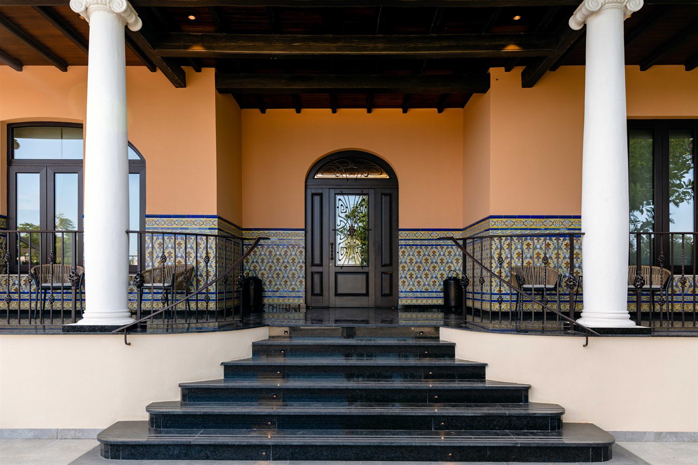 A entrada principal, com colunas e degraus azulejados