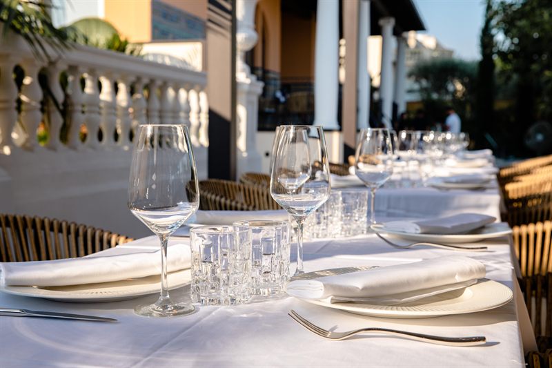 O terraço do hotel preparado para o almoço