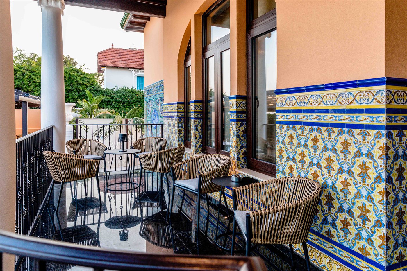 Cadeiras do terraço diante de uma parede de azulejos