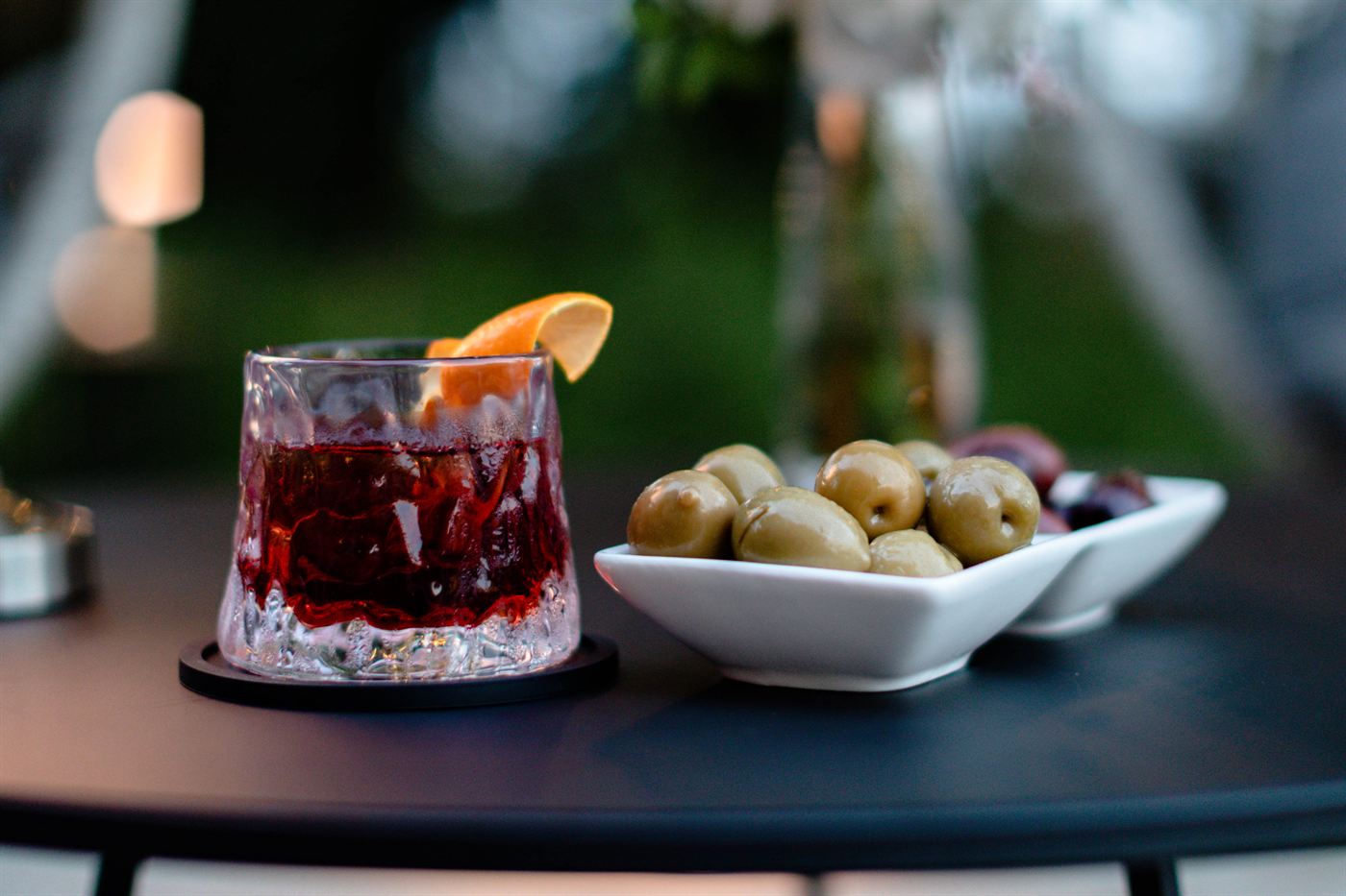 Um aperitivo com azeitonas numa mesa do jardim